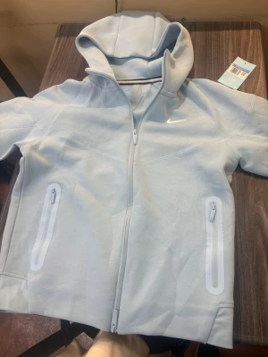 Helt ny Nike nocta Tracksuit - Hej! Säljer en helt ny Nike nocta Tracksuit oanvänd. Den är jätte bra kvalitet passar både M och S Blå färg. Jätte bekväm. Skriv ifall ni har frågor. Scan fins också 