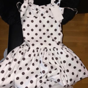 Vit prickig kortklänning från Zara - Supersöt vit prickig klänning från Zara! Köpt från sellpy och prislappen är kvar. Säljer då den inte har kommit till användning💕💕 Frakt tillkommer. (Många intresserade och kommer därav inte sälja för mindre än 450🩷)