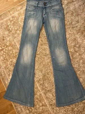 Lågmidjade vintage y2k jeans - Så snygga stretchiga  jeans i storlek xs.📏 midja :34cm totalalängd:95cm innerben: 81-83cm