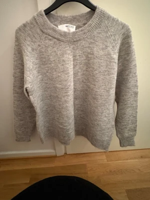 Ljusgrå stickad tröja från Selected Femme - Mysig ljusgrå stickad tröja från Selected. Tröjan är varm och där med perfekt för kyliga dagar och enkel att matcha med allt. Den är knappt använd och är i ny-skick 