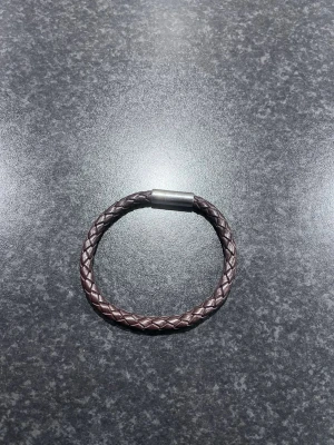 Brunt flätat armband från Skultuna - Snyggt brunt armband från Skultuna i flätat läder med ett stilrent magnetlås i metall. Perfekt accessoar för dig som gillar en clean och klassisk look. Passar till det mesta och är lätt att bära varje dag.