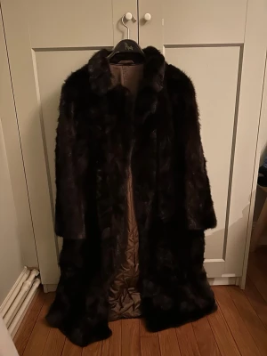 Päls jacka  - Säljer en pälsjacka gjort av mink. Jätte fint skick. Den är från en butik i Köpenhamn för många många år sedan. Mörk brun. Storlek M och går nedanför mina knän som är 170cm