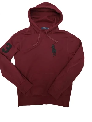 Japansk big pony Ralph Lauren hoodie - Sällsynt japansk Ralph Lauren hoodie i vinrött med ikoniska Big Pony loggan. Mycket bra skick, storlek S, ett ovanligt plagg för samlare och stilmedvetna.