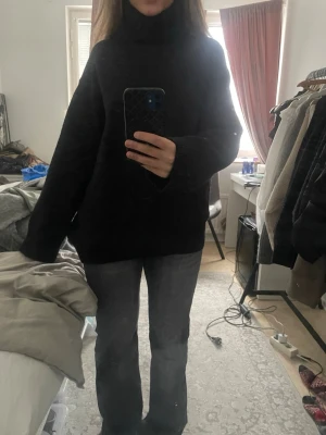 Stickad polotröja  - Stickad polotröja från bik bok, köpt för ett år sen men endast använd en gång. Är i storlek S men är väldigt oversize som det syns på bilden. Tröjan har inga defekter, kanske lite nopprig men inget som syns. Om du har frågor eller funderingar kontakta gärna mig 💕☺️