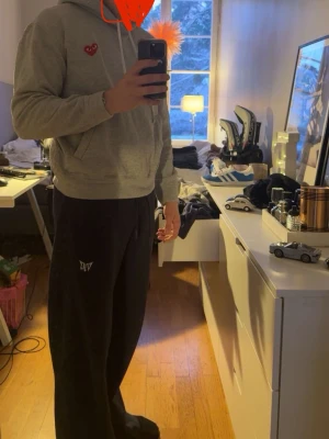 Comme Des gGarçons Play hoodie - En grå Comme Des gGarçons Play hoodie som är i jätte bra skick, orginal pris ligger på 2700kr men jag säljer endast för 799