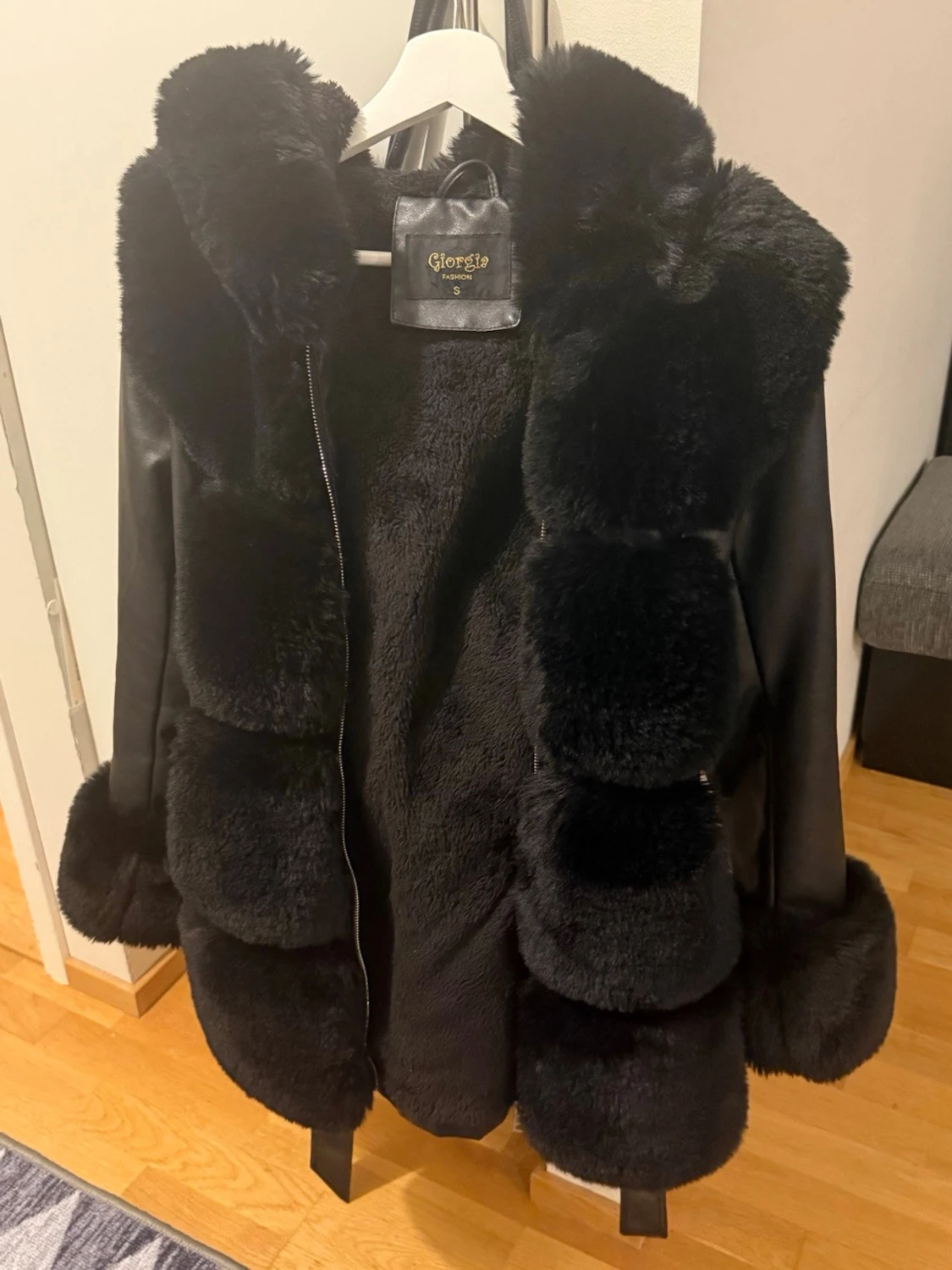 Svart pälsjacka från Giorgia Fashion