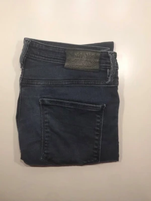 Jack & Jones jeans 👖  - Säljer ett par mörkblå jeans från Jack & Jones! Storlek: W30 L32 (Bild 5/sista) Modell: Slim fit/Glenn (Bild 3 & 5) Nypris: 800kr, mitt pris: 190kr. Inga defekter, har ingen bild med de på men de sitter som övriga Jack & Jones jeansen på min profil, skriv vid funderingar och priset går att diskutera! 