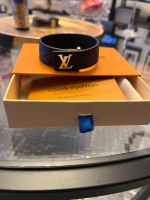 LV armband  - LV armband, skriv om du är intresserad!