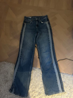 Blå jeans med kontrastpaneler - Säljer mina absolut favorit jeans pga att det tyvärr blivit lite för små. Jag säljer mina favorit Zara jeans som är så coola det är i bra skick men det här används med kärlek det är i Storlek 34 och var Limited edition och går inte få tag på hemsidan längre 