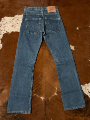 Bootcut Levis 507 - Tjena! Säljer dessa Levis 507 bootcut, byxorna är i fint skick och i storlek W26/L32, hör av dig vid funderingar!🙌