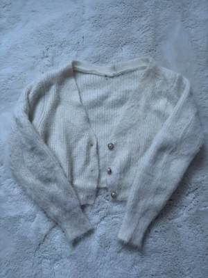 Vit cardigan med pärlor - Ingen lapp, varm och mjuk, pärlor som knappar💕