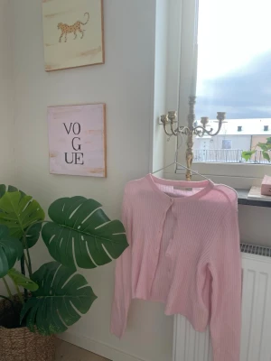 Ljusrosa ribbad kofta från lager 157 - Säljer en ljusrosa ribbad kofta från lager 157 i storlek S. Koftan har rund hals, långa ärmar och knappar framtill. Materialet är mjukt och stickat, perfekt för lager-på-lager. Enkel och clean design som är lätt att matcha med olika outfits. Bara använd en gång 💞