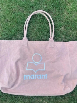 Rosa väska från Isabel Marant - Stor och rymlig rosa totebag från Isabel Marant med dubbla handtag och logotyp broderad på framsidan. Jättebra skick!!! 