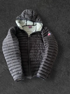 Colmar Jacka - Nu säljer jag denna otroligt snygga colmarjackan i färgen svart. Den är i storlek 16 år vilket motsvarar 46 men också storlek S. Nypris är cirka 2500 mitt pris är 649. Den är knappt använd och är som ny. Tveka inte på att höra av dig om du har fler frågor. Kvitto finns även.