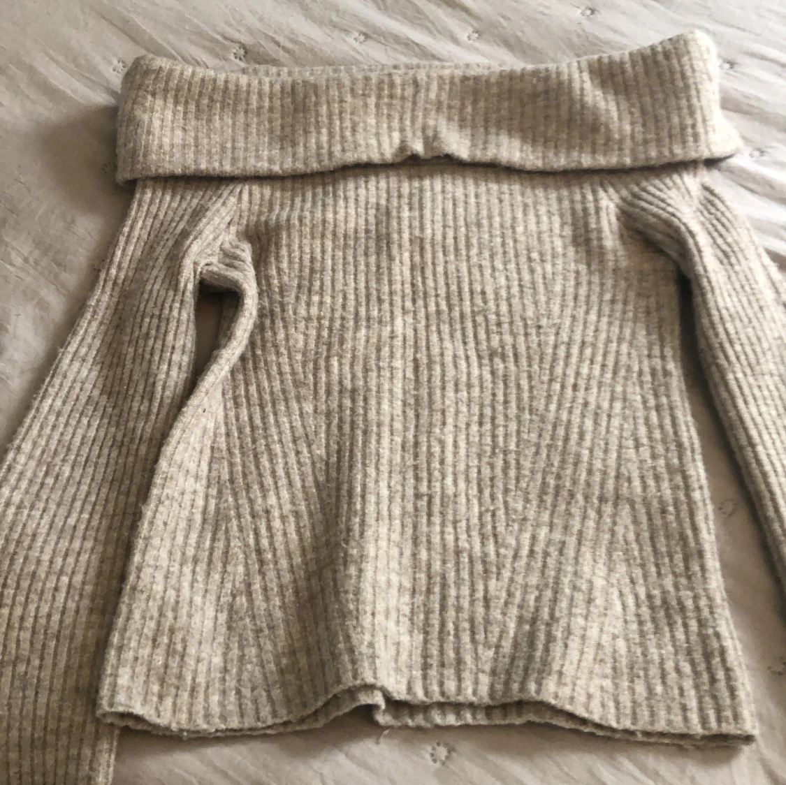 Beige ribbad offshoulder stickad tröja