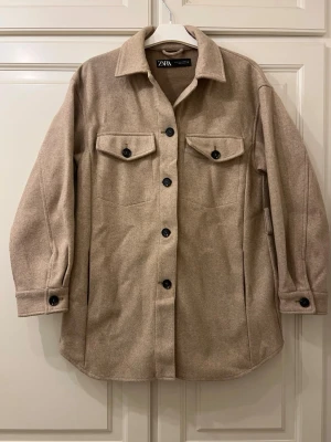 Beige jacka från Zara - Säljer en trendig beige jacka från Zara i storlek S då jag köpt ny höstjacka
