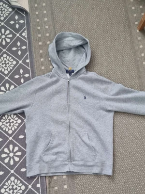 Ralph lauren zip hoodie - Är i fint skick, dm för frågor. Säljer åt en vän 