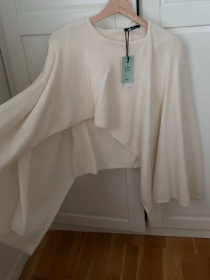 Vit tröja Gina Tricot - Vit poncho tröja från ginatricot oanvänd 