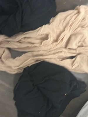 Beige och svarta leggings - Tre par leggings i mjukt material, ett par i beige och ett par i svart. Perfekta för chill dagar eller när du vill ha något bekvämt på dig. Stretchiga och tunna, passar till det mesta.