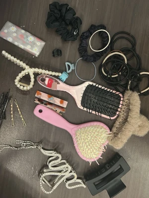 Hår saker - Hårborstar och hårsnoddar osv. 