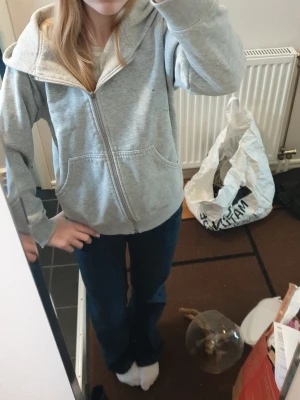 Grå hoodie - En snygg hoodie som passar till allt den har lite fläckar men de tänker inte jag jättemycket på.