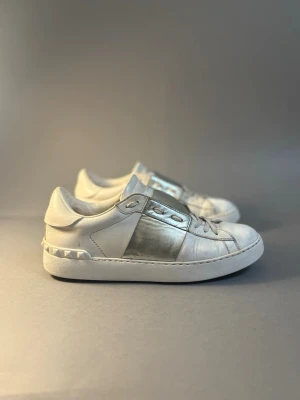 Valentino opens  - Valentino opens i storlek 39🌸, passar perfekt med många olika plagg, skorna är i skicket 7/10 lite repor ! Annars är skorna fina och rena och hela . Hör av dig över frågor 