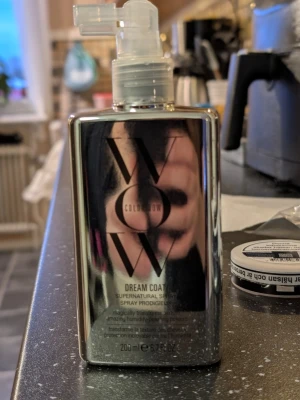 Color Wow Dream Coat Spray 200ml - Testad 3-4 gånger. Color Wow Dream Coat Supernatural Spray i en spegelblank silverflaska med pump. Innehåller 200 ml och är känd för att ge ett glansigt, frizzfritt resultat. Perfekt för att få till den där glassiga looken på håret.