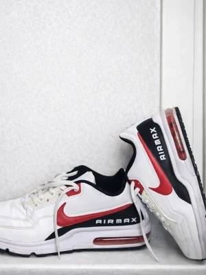 Nike Air Max ltd 3 / Storlek 45 - Säljer ett par Nike Air Max som knappt har använts eftersom de var lite för stora för mig. Skorna ser nästan nya ut, rena och fräscha, med alla originaldetaljer intakta.