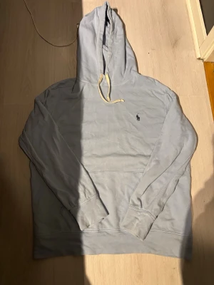 Ralph luaren Hoddie  - Säljer den då den inte passar. Tröjan är väldigt tunn. 