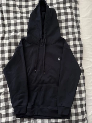 Polo Ralph Lauren Tröja  - En Polo Ralph Lauren tröja som är en klassiker och har en luva. Väldigt skjön och har polo loggan på bröstet tröjan är perfekt för vintern, skriv Järna vid intresse 😊😊