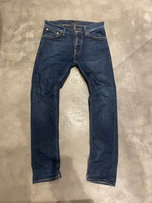 Nudie jeans  - Säljer nu dessa nudie jeans Grim trim i färgen blå. Köpte de i nudie butiken i somras och är för små nu. Bara höra av dig vid funderingar. 
