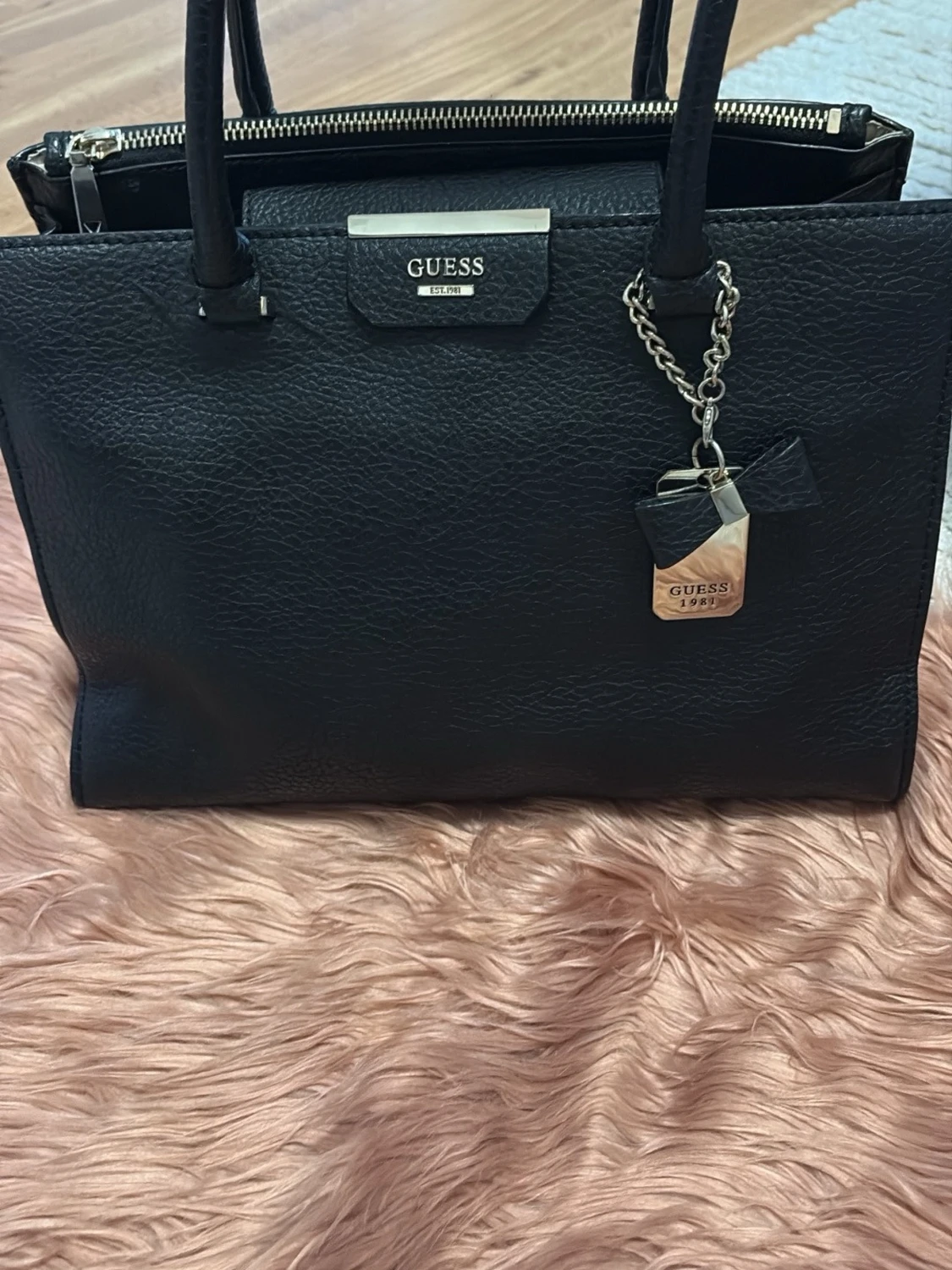 Svart handväska från Guess i skinn