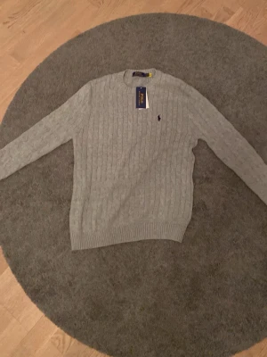 Polo Ralph Lauren - Stickad Ralph Lauren tröja. Storlek M. Fråga gärna för fler bilder eller funderingar. Priset går att diskutera. 