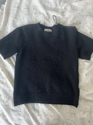 Stickad T-shirt - En svart stickad t- shirt från HM som passar till allt