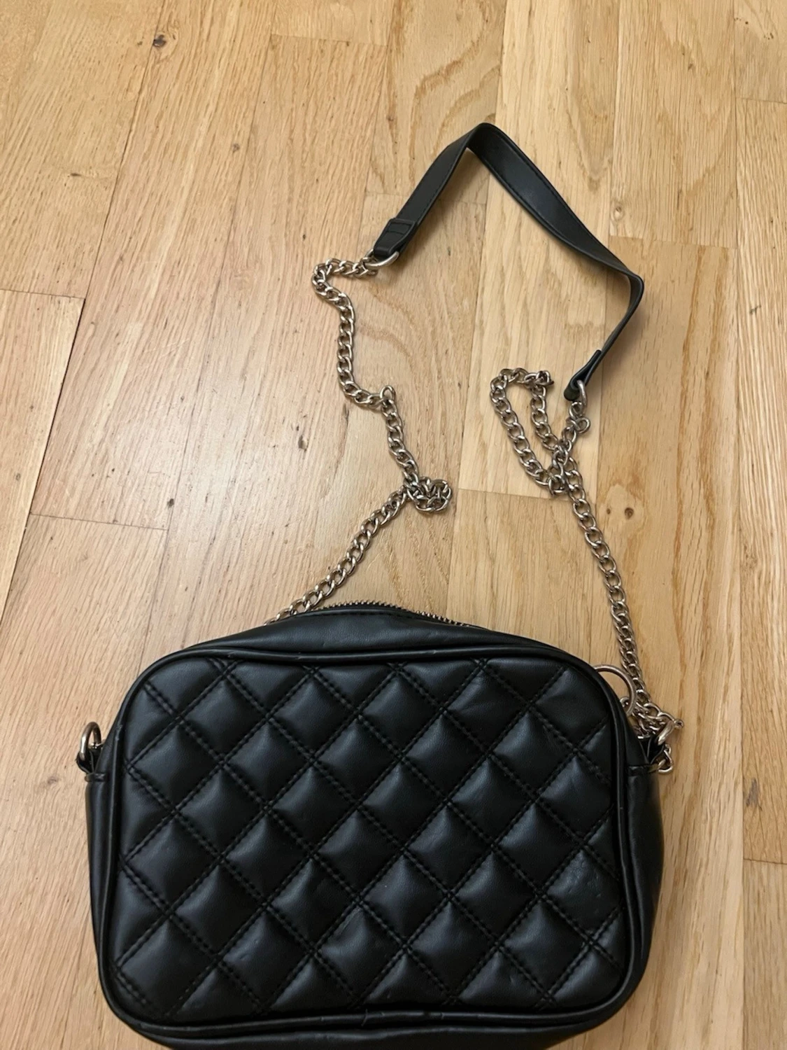 Svart quiltad axelväska med kedja från hm - 1