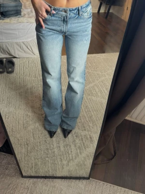 SNYGGA blå jeans  - Storlek 34. Från H&M. SLUTSÅLDA. Defekter syns på sista bild 
