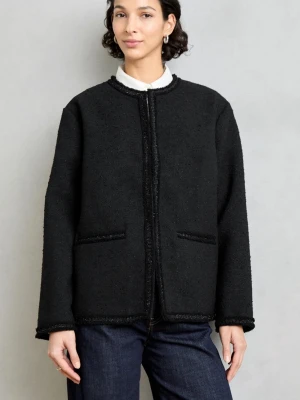 Svart kappa  från Lindex - Stilren svart kappa från Lindex med rund halsringning och raka ärmar. Jackan har två fickor framtill och dekorativa kanter längs öppningen och ärmsluten. Materialet är mjukt och har en lätt struktur, perfekt för lager-på-lager. Enkel och snygg att matcha till jeans eller kjol.