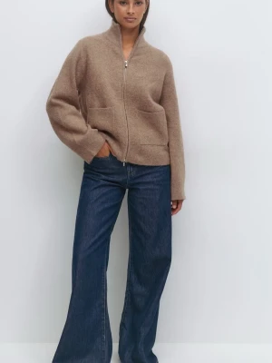 Beige stickad kofta med dragkedja - Mysig beige stickad kofta med hög krage och dragkedja framtill. Koftan har två stora fickor och en rak, lite loose passform. Perfekt för lager-på-lager och chill dagar.