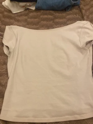 Ljusrosa öppen rygg t shirt  - Fin rosa topp som har en öppen rygg. Man kan även ha den off shoulder. Säljer även en i samma stil fast i mörkblå! Då det är 20% på en bundle. 