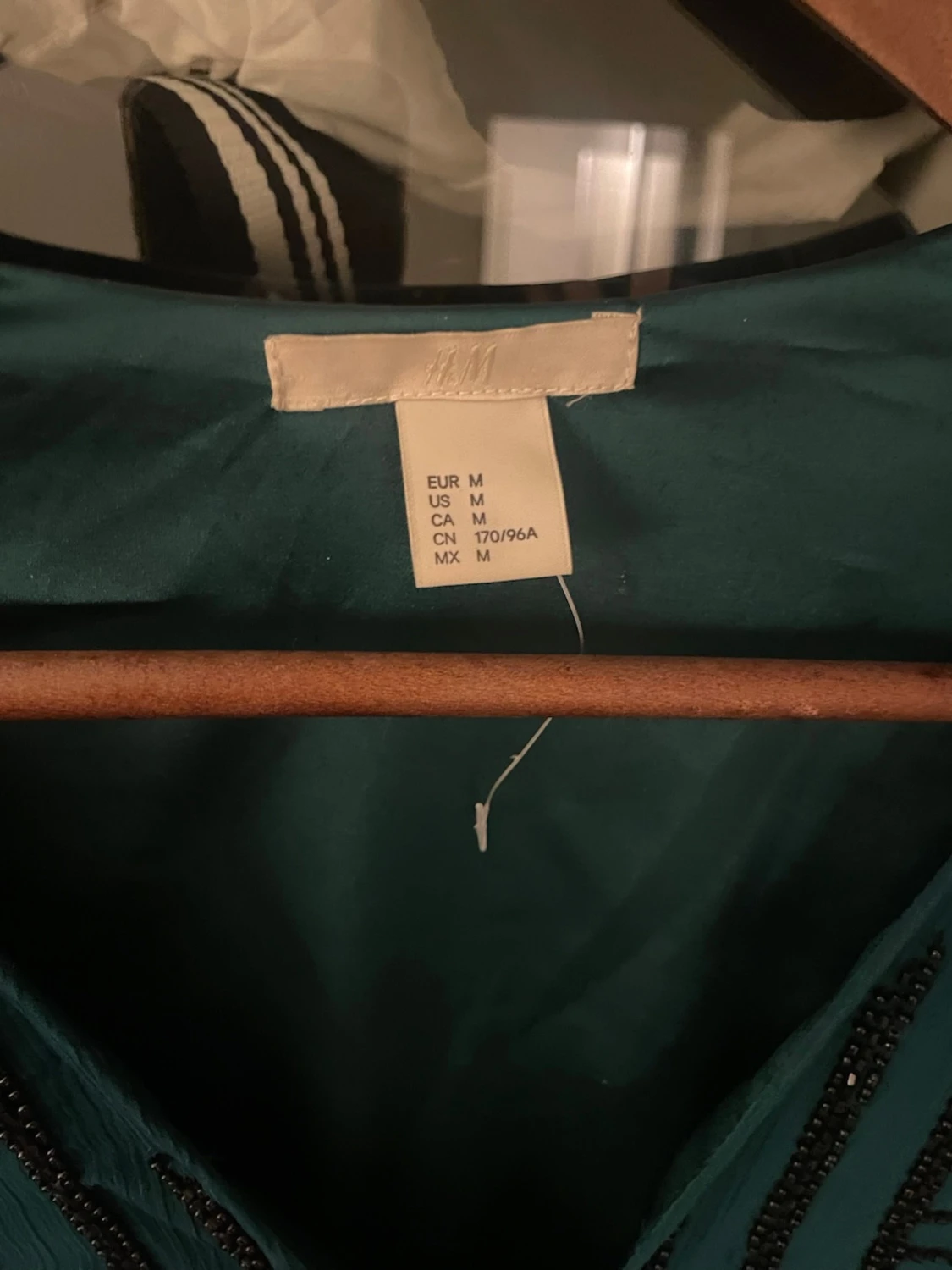 Turkos blus med paljettdetaljer från H&M - 2