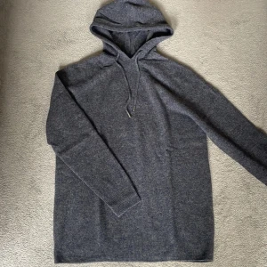 Merinoull Hoodie - En sjukt snyggt mörkgrå Hoodie i 100% Merinoull! 🌟Storlek M-L. Använd max 3 gånger, inga defekter eller tecken på användning! Hör av vid intresse😊