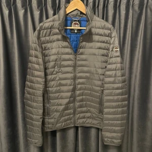 Colmar jacka  - Colmar jacka - grå/silvrig - skick 9/10, mycket fint skick utan defekter! - storlek 52, motsvarar L, men passar mer M - tunn dunjacka perfekt nu till den kommande våren! - hör av er vid frågor🙌