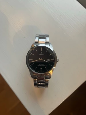 Festina Klocka - Säljer en festina klocka som är i hyfsat bra skick, lite små repor här och där. Passar mellan 18-21cm 