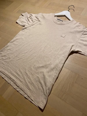 Acne studio t shirt  - Jag säljer en riktigt fet t shirt från acne studio || Skick: 9/10, allt bra men ett minimalt hål i ena axeln ||Storlek: S || Modellen är 178cm🙌 || Tveka inte på att ställa frågor😉