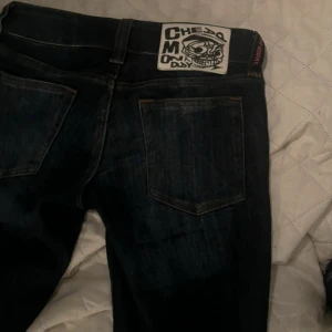 Cheap monday jeans - Köpte av en annan från vinted men de var för små. Klippta längst ner av förra säljare men inget man märker av. Om nån vill byta jeans som har storleken 27/32 går det bra eller om nån vill köpa dessa jeans. Priset kan diskuteras!❤️