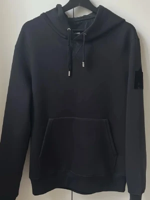 Mackage hoodie - Schysst Svart hoodie i från mackage. Storlek S-M. Ny pris ligger på 4000 kr . Riktigt snygg nu till hösten🍂priset kan diskuteras vid snabb affär!