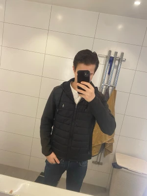 Ralph lauren hybridjacka  - Jag säljer en riktigt fet hybridjacka från ralph lauren🤩 || Skick: 9/10 ||Storlek: M || Modellen är 178cm🙌 || Tveka inte på att ställa frågor😉
