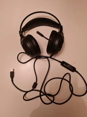 Gaming Headset Marvo Scorpion HG9018 - Säljer ett gaming headset av märket Marvo Scorpion, modell HG9018. Perfekt för gaming eller för att lyssna på musik med hög kvalitet. Bekväma öronkåpor och smidig volymkontroll på sladden. Nypris 445kr. Längd på sladd: ca 230cm.