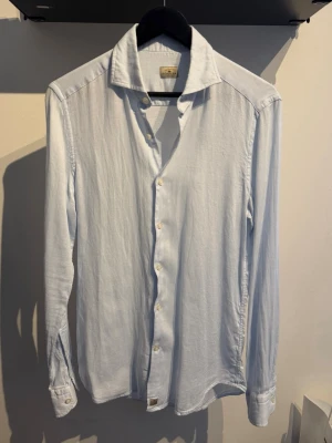 Sonrisa Skjorta  - Tja! Säljer helt ny sonrisa skjorta i färgen light blue Storlek 39 vilket motsvarar M , nypris 2599kr 