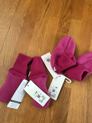 Merinotossor och vantar - Säljer ett par rosa ullvantar och tossor för  de små, strl 1/2år i 100% merinoull
